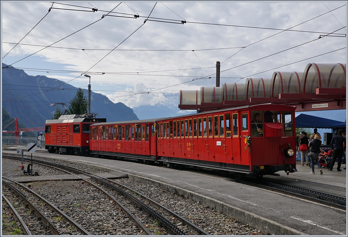 125 Jahre Rochers de Naye Bahn 1897 - 2017: die Feierlichkeiten zum Jubiläum 125 Jahre Rochers de Naye Bahn fanden Mitte September statt, unter anderem mit einer Fahrzeugparade in Glion. Da sich Idee, eine Dampflokomotive anzumieten zerschlug, war von der Substanz her nicht allzu an Überraschenes zu erwarten. Trotzdem wurde eine kleine, gelungene Parade gezeigt. Die Feierlichkeiten ermöglichten auch, Fotostellen zu nutzen, die sonst öffentlich nicht zugänglich sind.
Den Anfang der Parade machte der  Belle-Epoque  Zug, welches im Jubiläumsjahr schon den ganzen Sommer mit zwei Zugspaaren das Regelangebot ergänze. Heute wurde der Zug, des etwas unsicheren Wetters wegen mit zwei roten Belle Epoque Wagen und der schiebendne Hem 2/2 12 geführt, der sonst eingesetzte blaue  Sommerwagen  blieb im Dépôt. 
16. Sept. 2017 