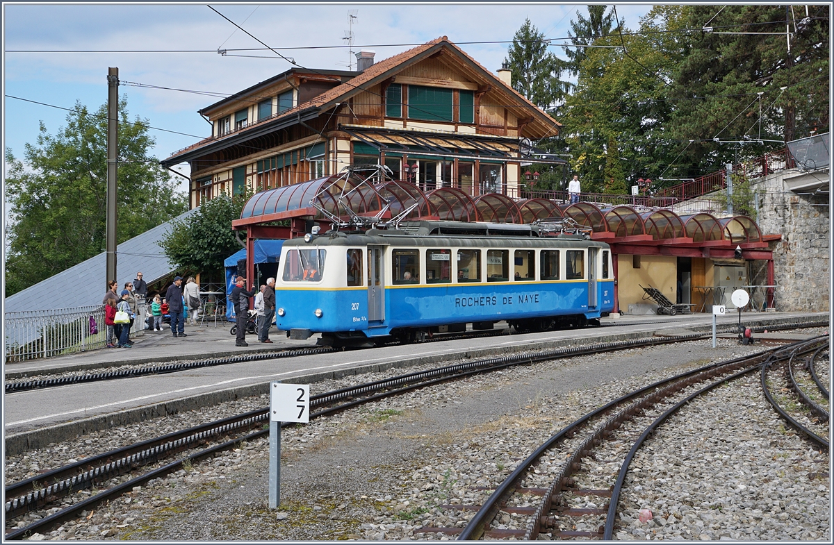 125 Jahre Rochers de Naye Bahn 1897 - 2017: die Feierlichkeiten zum Jubiläum 125 Jahre Rochers de Naye Bahn fanden Mitte September statt, unter anderem mit einer live kommentierten Fahrzeugparade in Glion. Als zweiter Programmpunkt zeigte sich der Bhe 2/4 207. 16. Sept. 2017