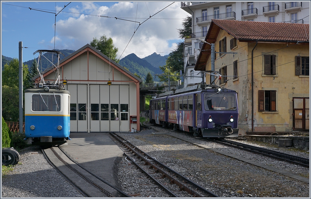 125 Jahre Rochers de Naye Bahn 1897 - 2017: Noch bevor die Feierlichkeiten zum Jubiläum 125 Jahre Rochers de Naye Bahn mit einer live kommentierten Fahrzeugparade in Glion stattfanden gab es dort schon das eine oder andere zu fotografieren: Der Bhe 2/4 207 wartet im Depot vn Glion auf seinen Einsatz während rechts im Bild ein Bhe 4/8 Richtung Montreux unterwegs ist.
16. Sept. 2017