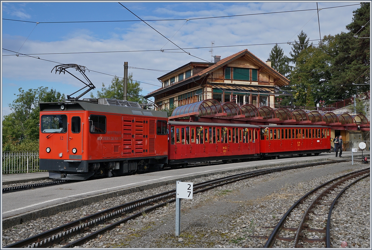125 Jahre Rochers de Naye Bahn: Die Rochers de Naye Hem 2/2 N° 12 zeigt sich mit ihrem  Belle Epoque  Zug in Glion.

16. Sept. 2017