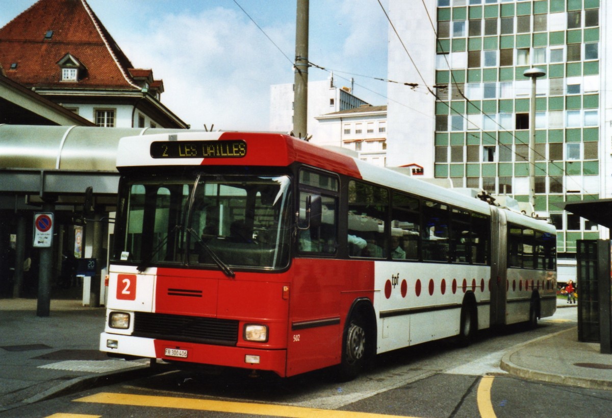 (126'405) - TPF Fribourg - Nr. 502/FR 300'406 - Volvo/Hess Gelenkduobus (ex TF Fribourg Nr. 102) am 19. Mai 2010 beim Bahnhof Fribourg