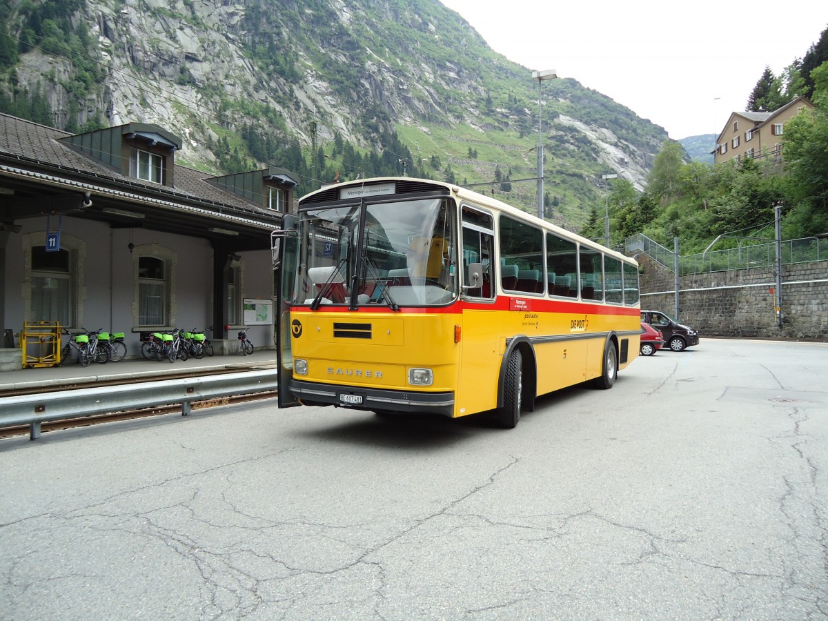 (127'604) - AVG Meiringen - Nr. 74/BE 607'481 - Saurer/R&J (ex P 24'357) am 4. Juli 2010 beim Bahnhof Gschenen