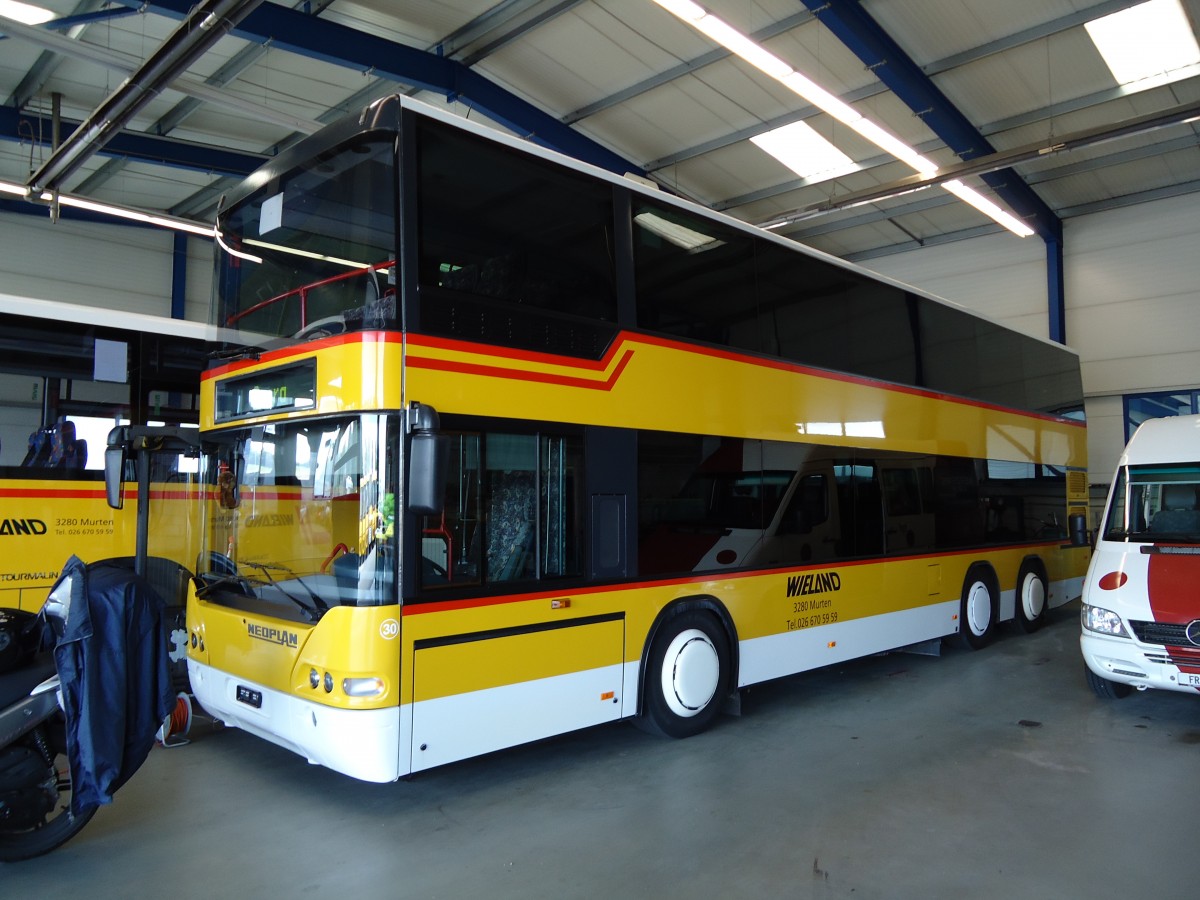 (128'060) - Wieland, Murten - Nr. 30 - Neoplan (ex Rey, Ayent; ex Ersatz- und Vorfhrfahrzeug) am 26. Juli 2010 in Murten, Garage