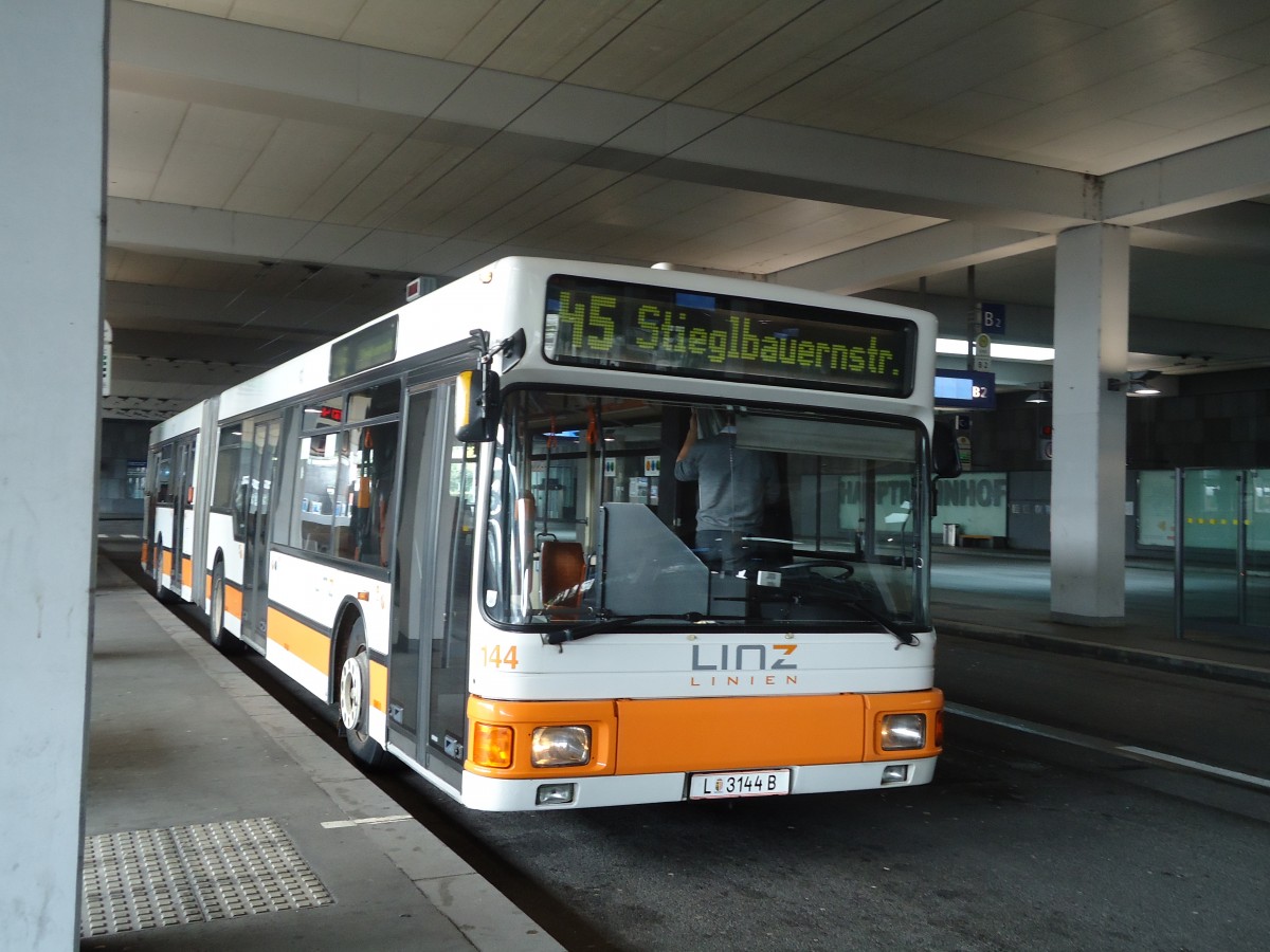 (128'342) - Linz Linien - Nr. 144/L 3144 B - Grf&Stift am 8. August 2010 beim Bahnhof Linz