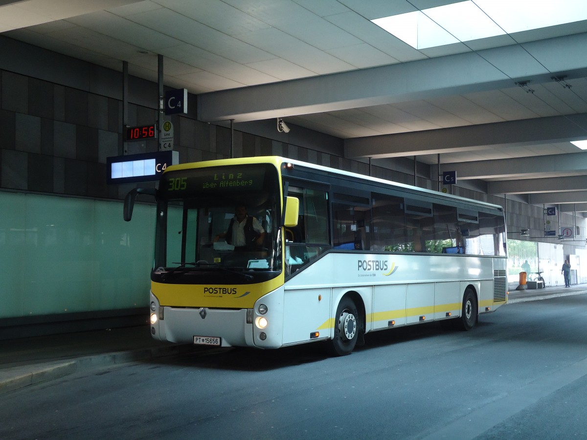 (128'346) - PostBus - PT 15'656 - Renault am 8. August 2010 beim Bahnhof Linz