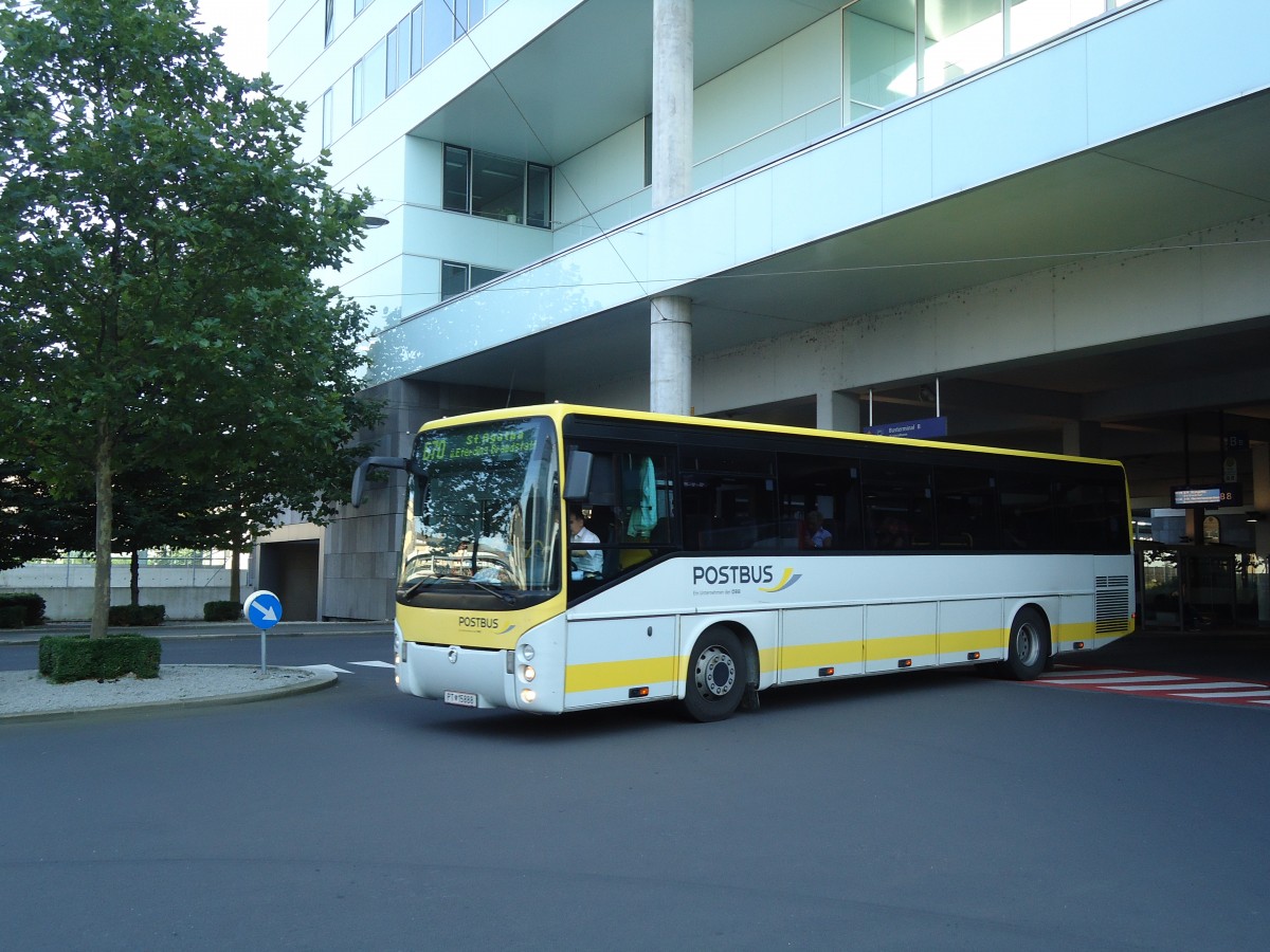 (128'556) - PostBus - PT 15'888 - Irisbus am 10. August 2010 beim Bahnhof Linz