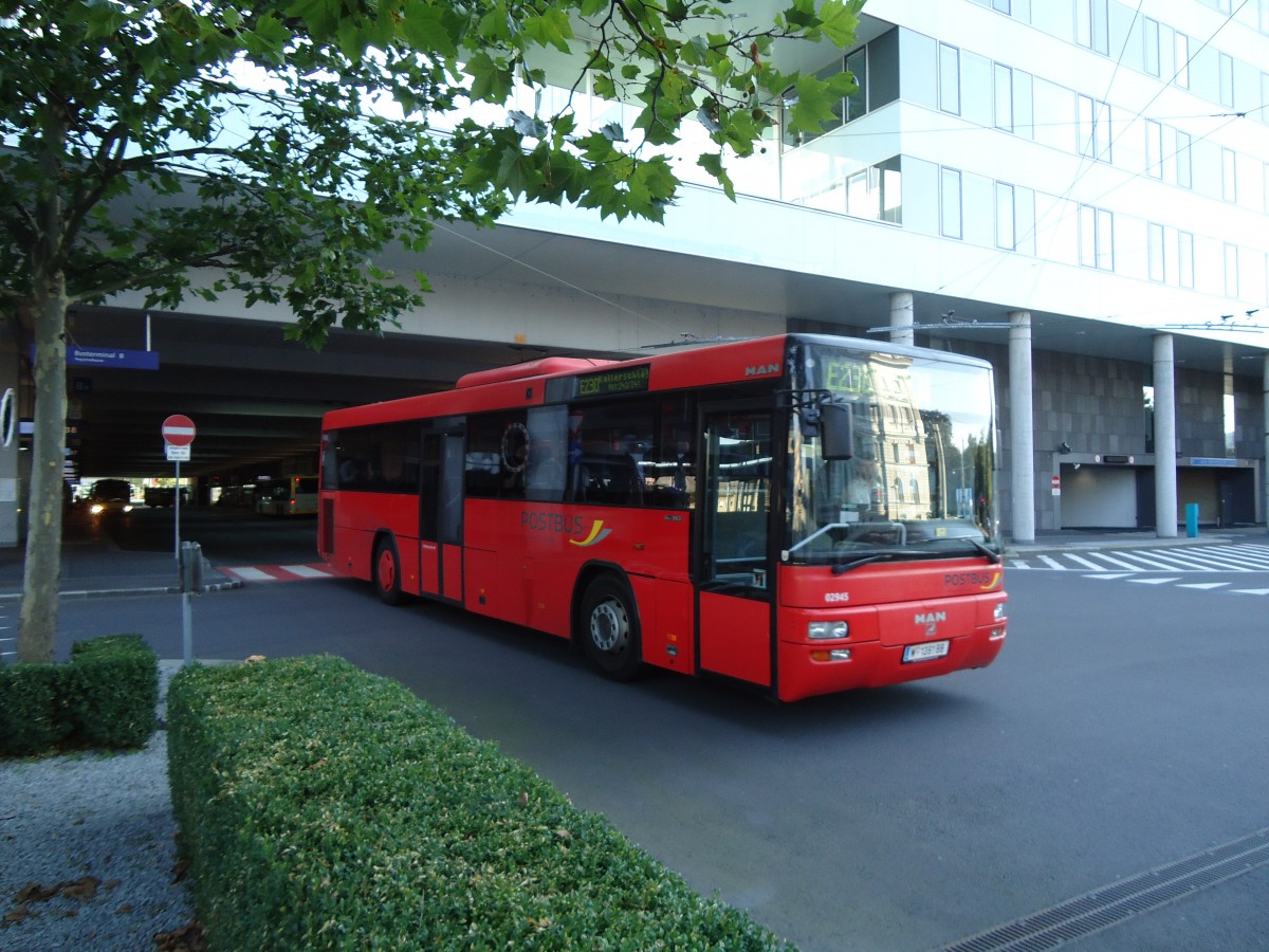 (128'564) - PostBus - Nr. 2945/W 1391 BB - MAN am 10. August 2010 beim Bahnhof Linz