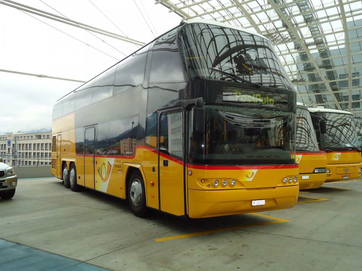 (128'698) - PostAuto Graubnden - GR 163'000 - Neoplan am 13. August 2010 in Chur, Postautostation