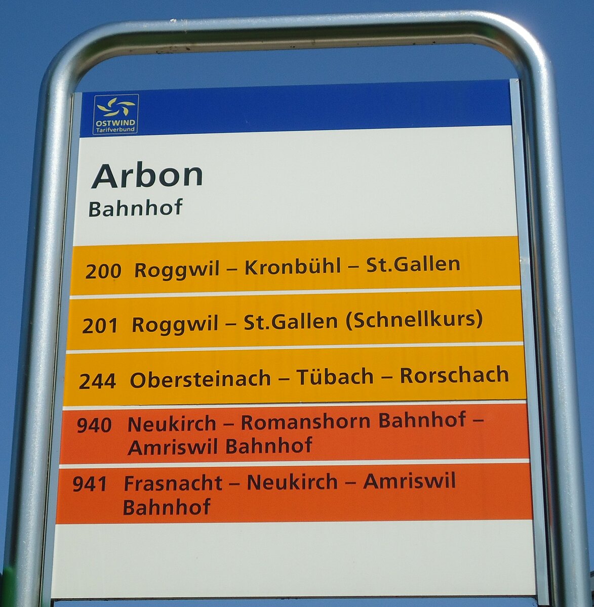 (128'851) - PostAuto/AOT-Haltestellenschild - Arbon, Bahnhof - am 21. August 2010