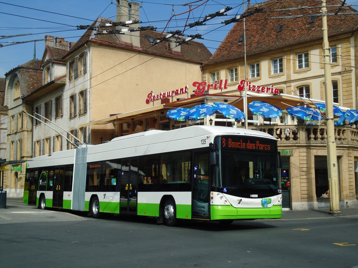 (129'536) - TN Neuchtel - Nr. 135 - Hess/Hess Gelenktrolleybus am 6. September 2010 in Neuchtel, Place Pury