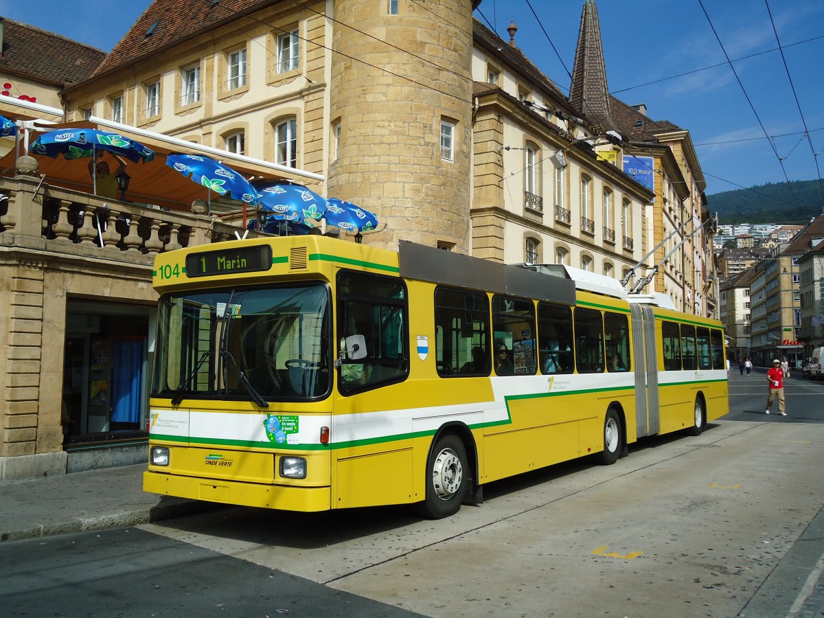 (129'546) - TN Neuchtel - Nr. 104 - NAW/Hess Gelenktrolleybus am 6. September 2010 in Neuchtel, Place Pury