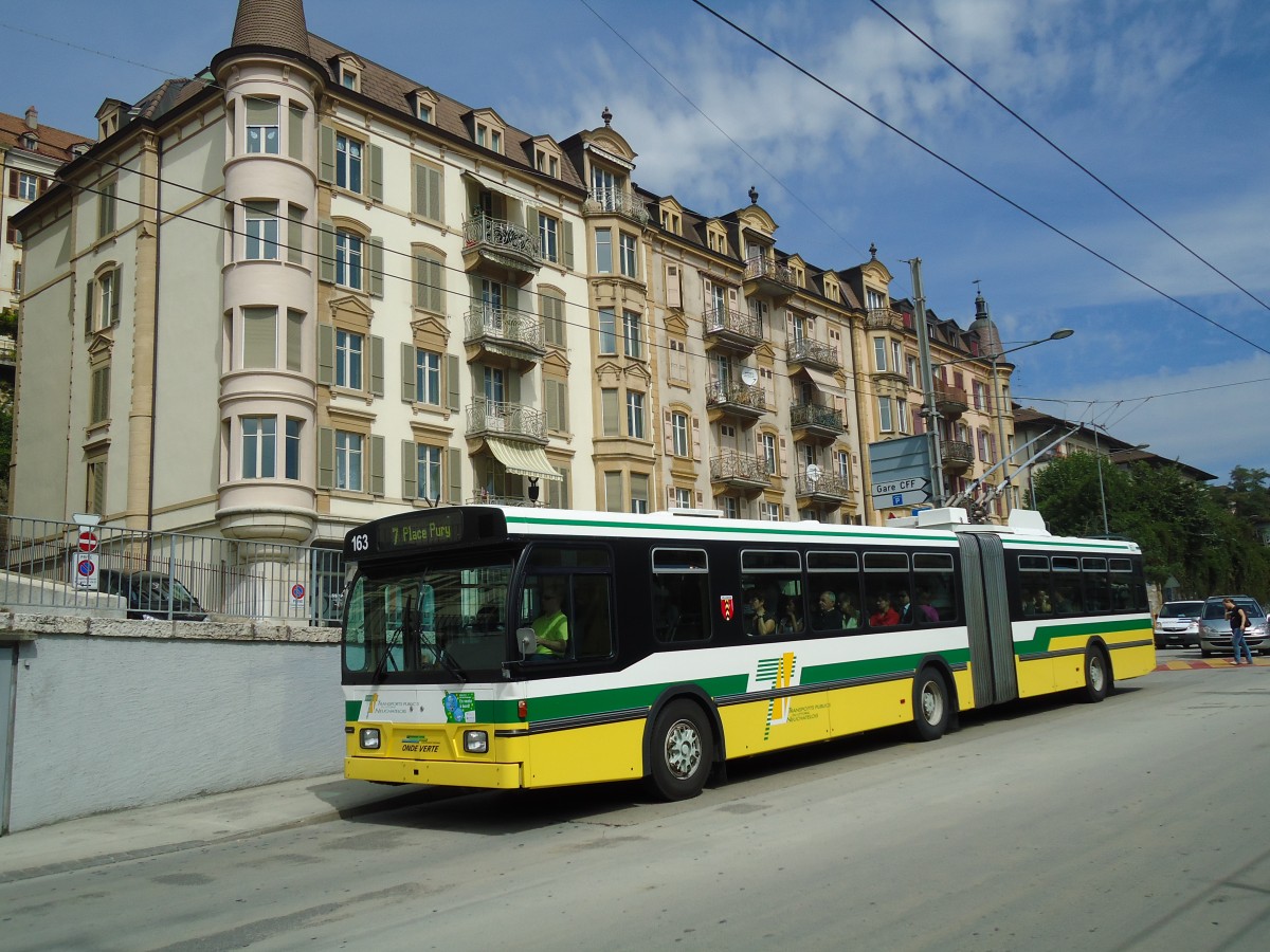 (129'585) - TN Neuchtel - Nr. 163 - FBW/Hess Gelenktrolleybus am 6. September 2010 beim Bahnhof Neuchtel