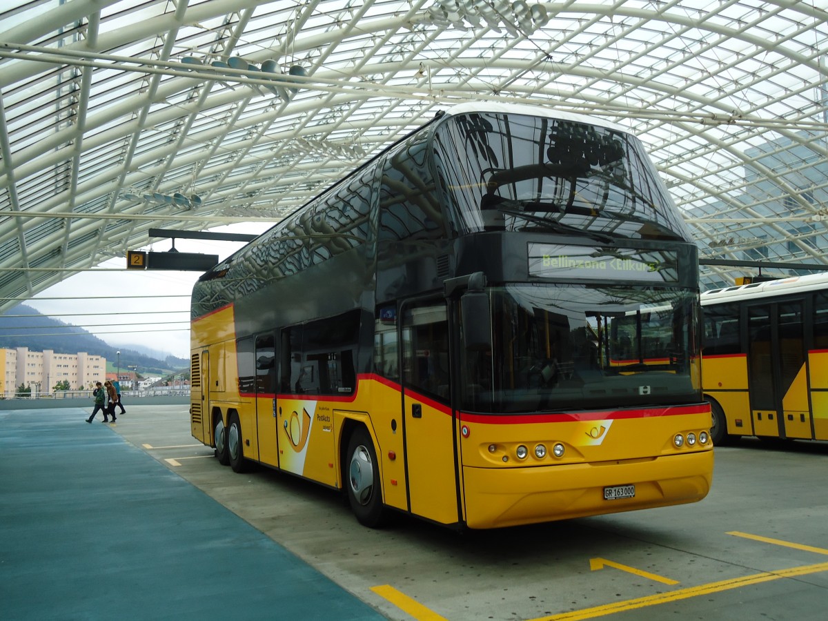 (129'758) - PostAuto Graubnden - GR 163'000 - Neoplan am 18. September 2010 in Chur, Postautostation