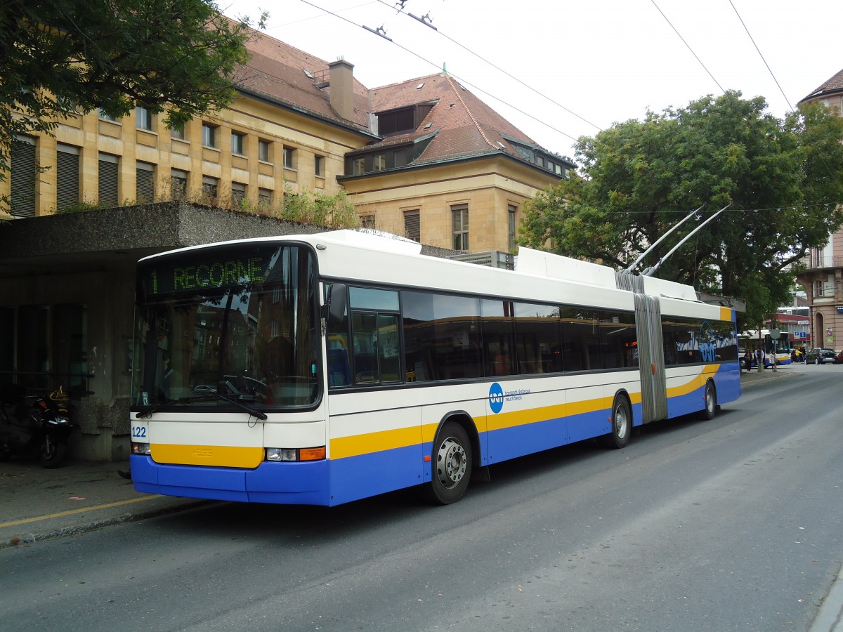 (130'198) - TC La Chaux-de-Fonds - Nr. 122 - NAW/Hess Gelenktrolleybus am 4. Oktober 2010 beim Bahnhof La Chaux-de-Fonds