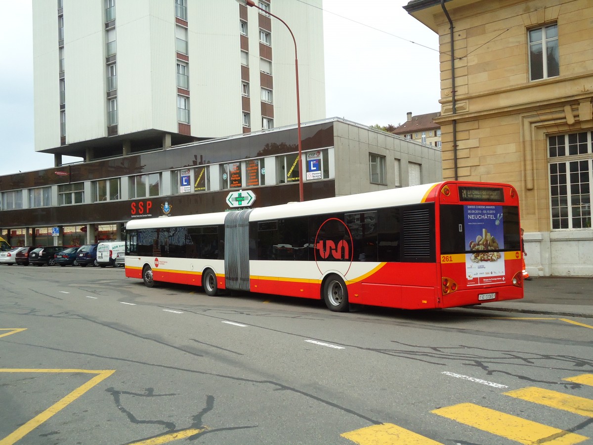 (130'200) - VR La Chaux-de-Fonds - Nr. 261/NE 20'261 - Solaris am 4. Oktober 2010 beim Bahnhof La Chaux-de-Fonds