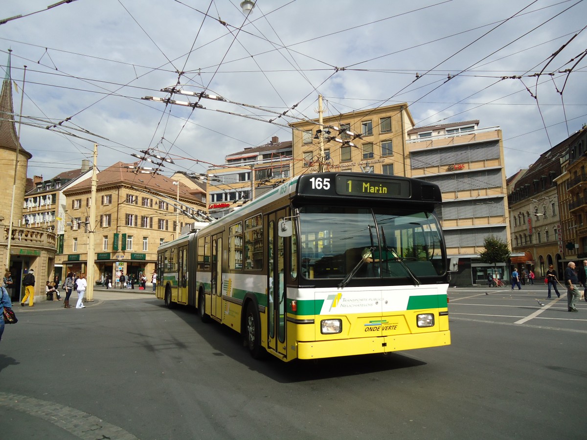 (130'225) - TN Neuchtel - Nr. 165 - FBW/Hess Gelenktrolleybus am 4. Oktober 2010 in Neuchtel, Place Pury