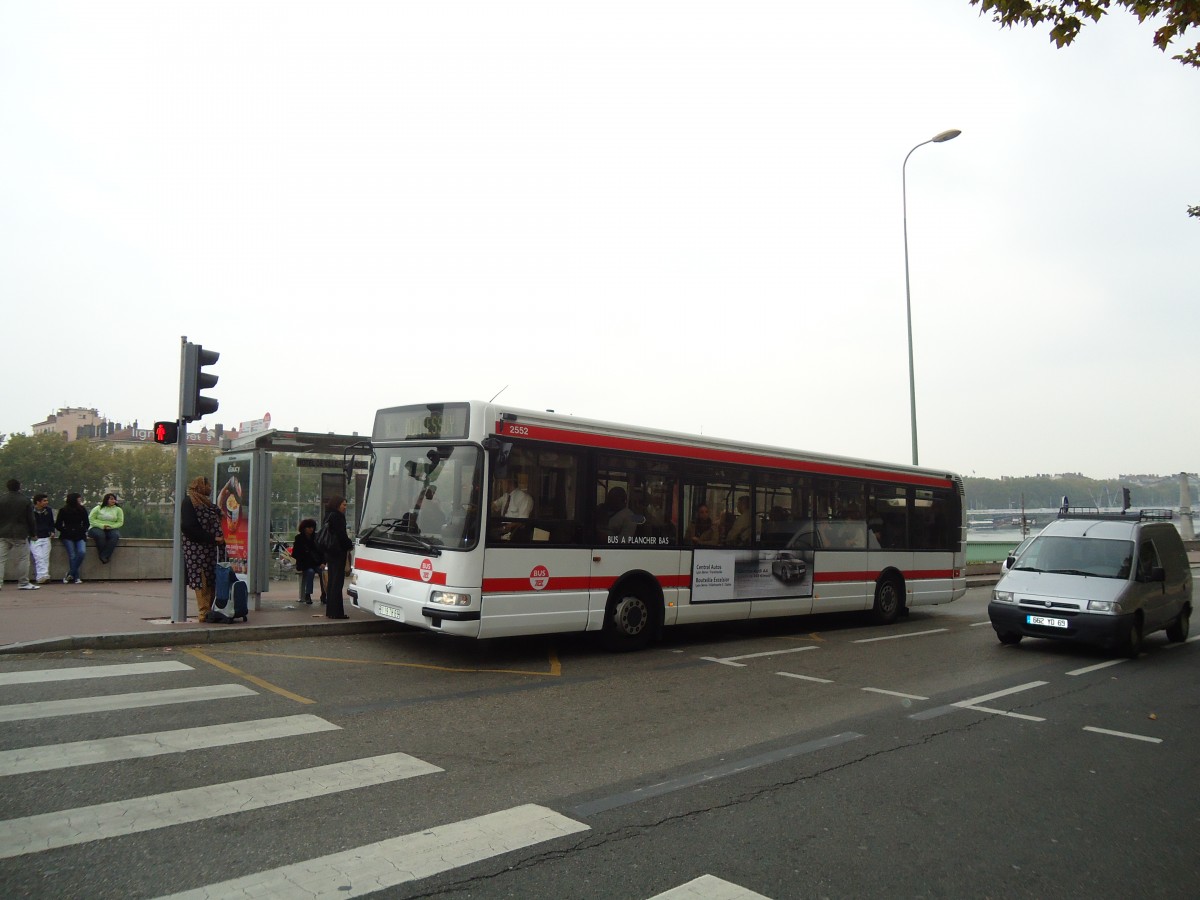 (130'476) - TCL Lyon - Nr. 2552/6119 TH 69 - Renault am 14. Oktober 2010 in Lyon, Hotel de Ville - Louis Pradel