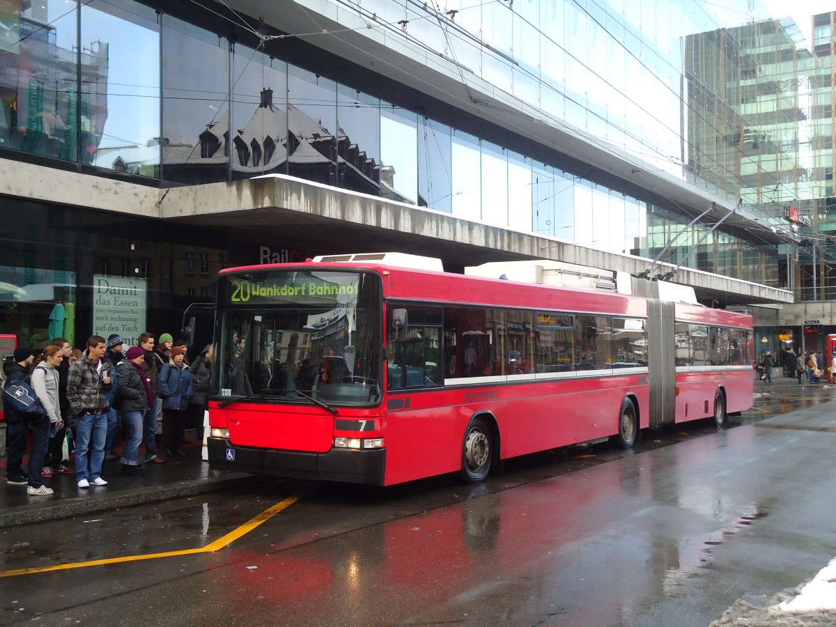 (131'183) - Bernmobil, Bern - Nr. 7 - NAW/Hess Gelenktrolleybus am 29. November 2010 beim Bahnhof Bern