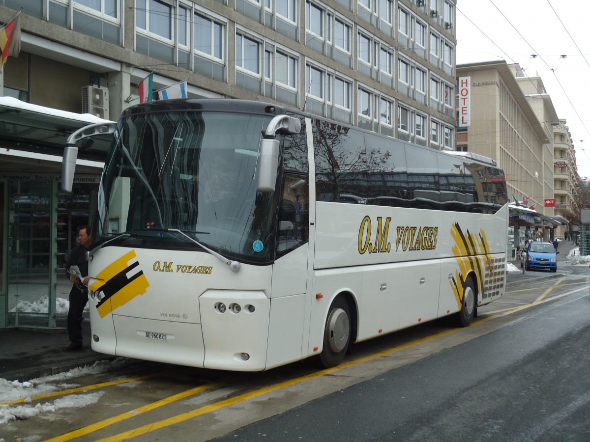 (131'209) - O.M. Voyages, Chteleaine - GE 960'821 - Bova am 5. Dezember 2010 beim Bahnhof Lausanne