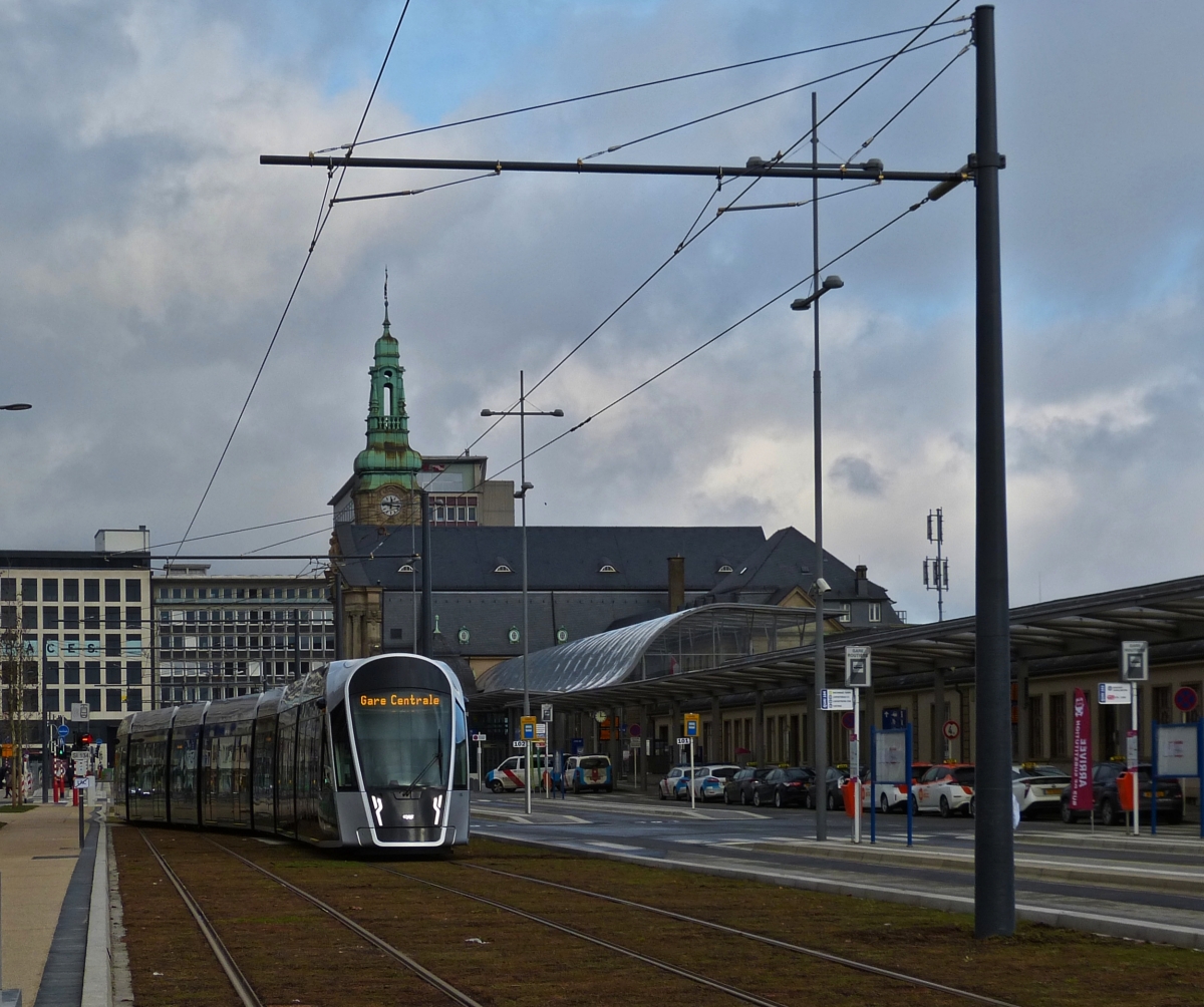 13.12.2020.  Erster Tag der Personenbefrderung der Straenbahn in der Stadt Luxemburg.  
Die Tram wechselt hinter der Endstation „ Gare Cental“ das Gleis um nach kurzem Halt und wenn der Fahrer den Fhrerstand gewechselt hat die Rckfahrt in die Oberstadt anzutreten. 