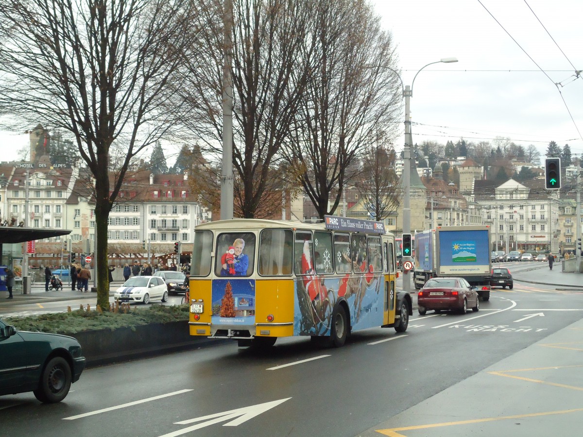 (131'428) - Oldie-Tours Zrisee, Wollerau - Nr. 2/SZ 10'418 - Saurer/R&J (ex Jaggi, Kippel Nr. 4) am 8. Dezember 2010 beim Bahnhof Luzern