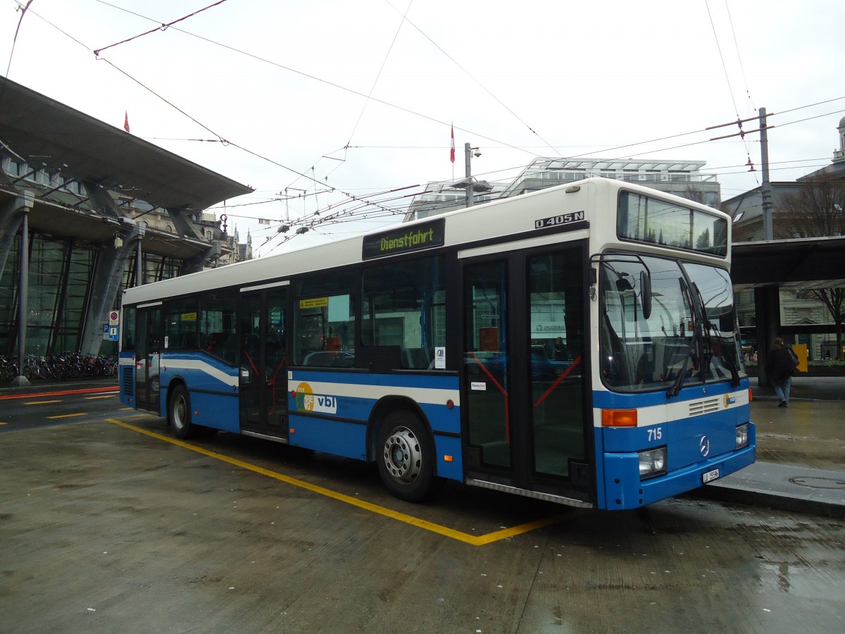 (131'439) - VBL Luzern - Nr. 715/LU 15'596 - Mercedes (ex Nr. 559; ex Gowa, Luzern Nr. 59) am 8. Dezember 2010 beim Bahnhof Luzern