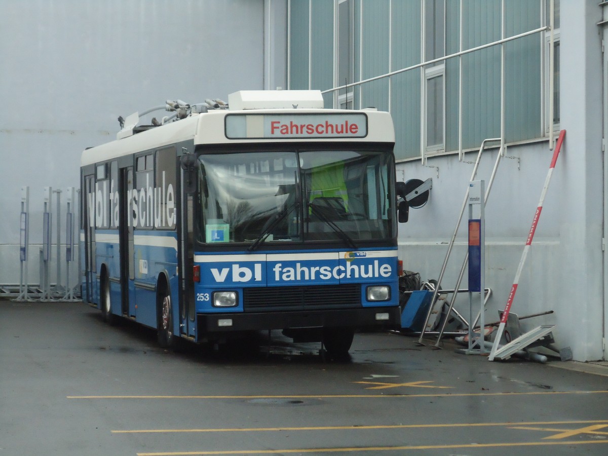 (131'498) - VBL Luzern - Nr. 253 - NAW/R&J-Hess Trolleybus am 8. Dezember 2010 in Luzern, Depot