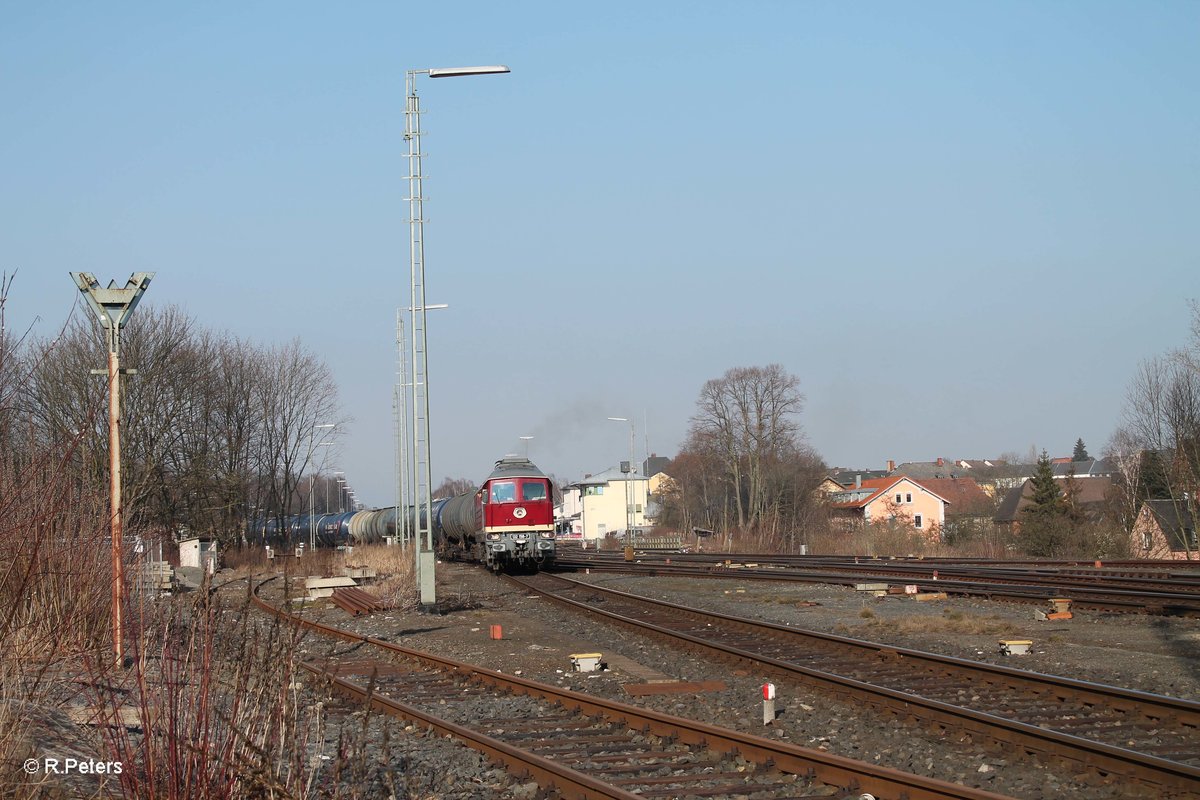 132 158 zieht nun beide Kesselzugteile aus dem Tanklager heraus in Marktredwitz. 18.03.16