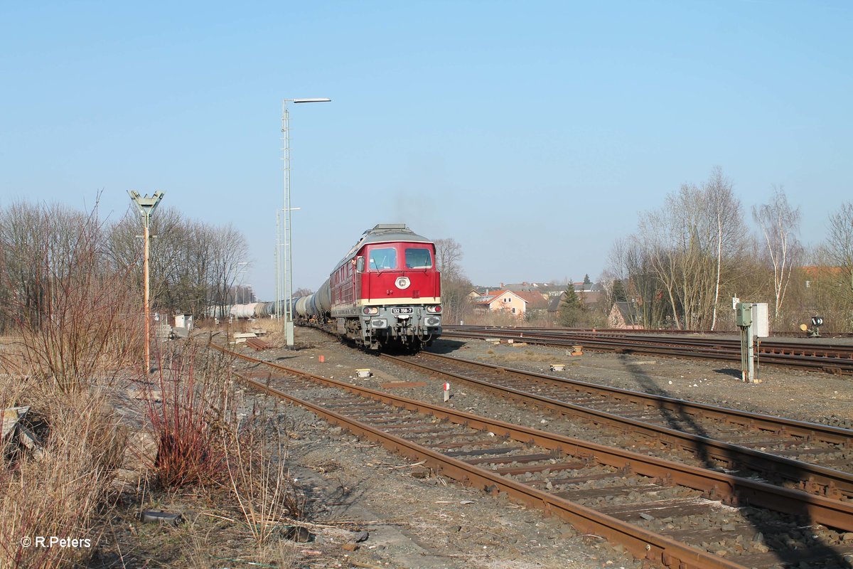 132 158 zieht nun beide Kesselzugteile aus dem Tanklager heraus in Marktredwitz. 18.03.16