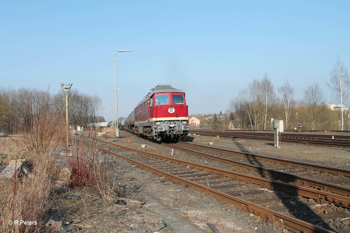 132 158 zieht nun beide Kesselzugteile aus dem Tanklager heraus in Marktredwitz. 18.03.16