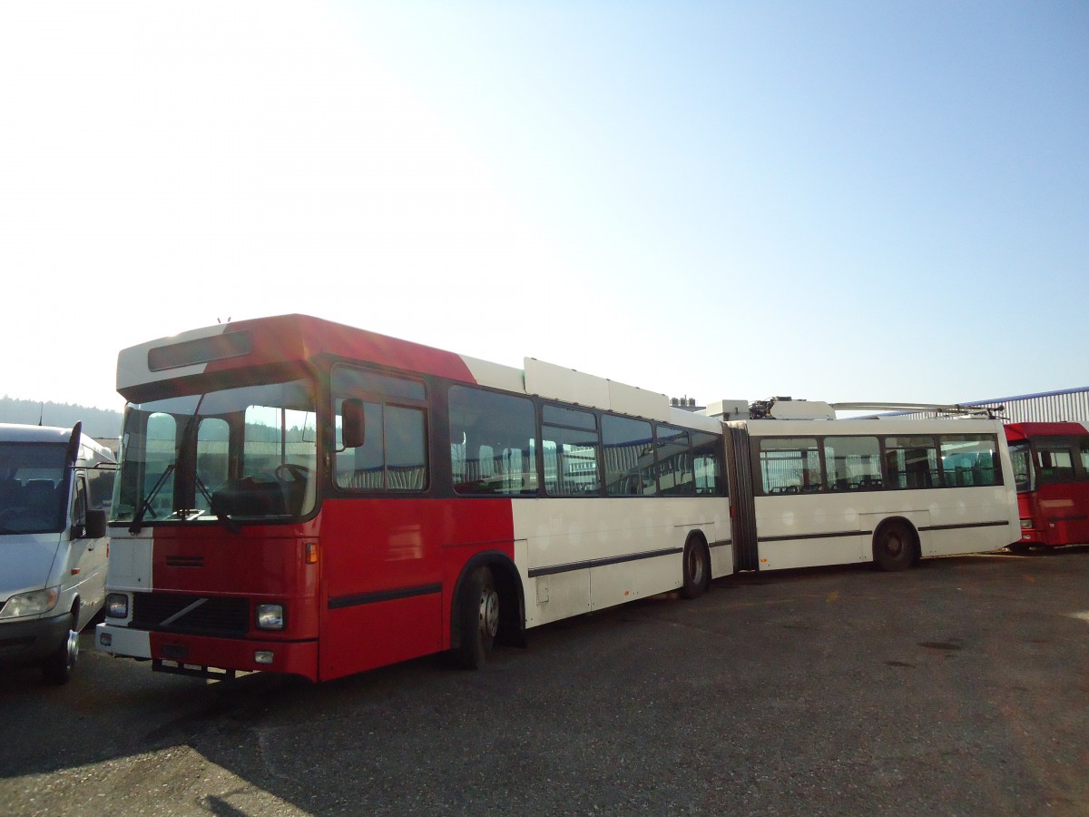 (132'789) - TPF Fribourg - Nr. 512 - Volvo/Hess Gelenkduobus (ex TF Fribourg Nr. 102) am 9. Mrz 2011 in Biel, Rattinbus