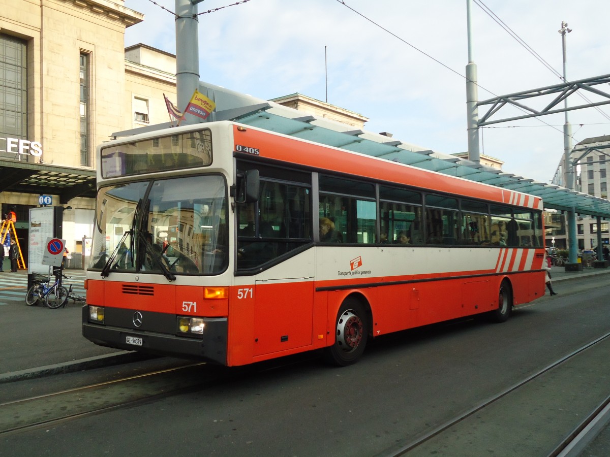 (132'811) - TPG Genve - Nr. 571/GE 96'379 - Mercedes am 10. Mrz 2011 beim Bahnhof Genve