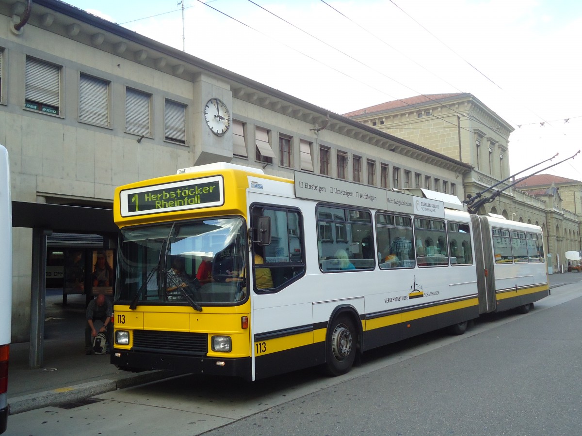 (135'950) - VBSH Schaffhausen - Nr. 113 - NAW/Hess Gelenktrolleybus am 14. September 2011 beim Bahnhof Schaffhausen