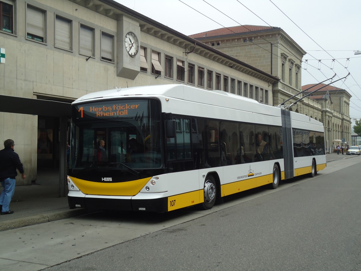 (136'030) - VBSH Schaffhausen - Nr. 107 - Hess/Hess Gelenktrolleybus am 25. September 2011 beim Bahnhof Schaffhausen