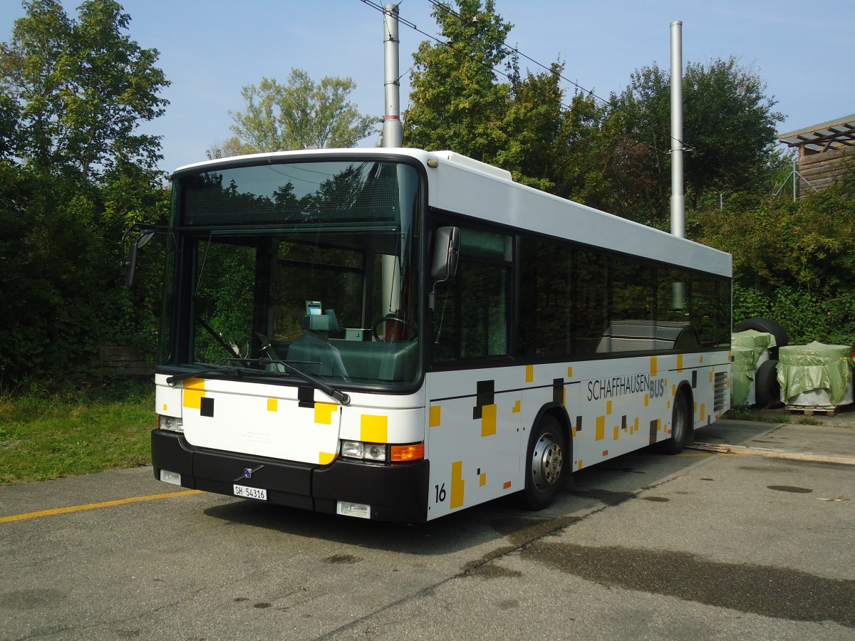 (136'060) - SB Schaffhausen - Nr. 16/SH 54'316 - Volvo/Hess (ex ASPL Losone; ex LVB Lenk; ex RTB altsttten Nr. 12) am 25. September 2011 in Schaffhausen, Busdepot VBSH