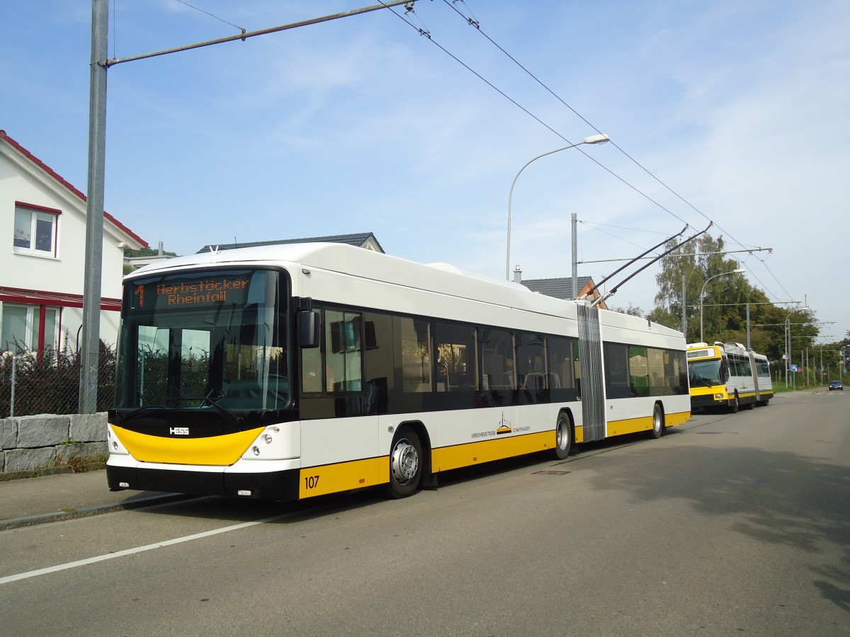 (136'179) - VBSH Schaffhausen - Nr. 107 - Hess/Hess Gelenktrolleybus am 25. September 2011 in Neuhausen, Gemeindewiesen