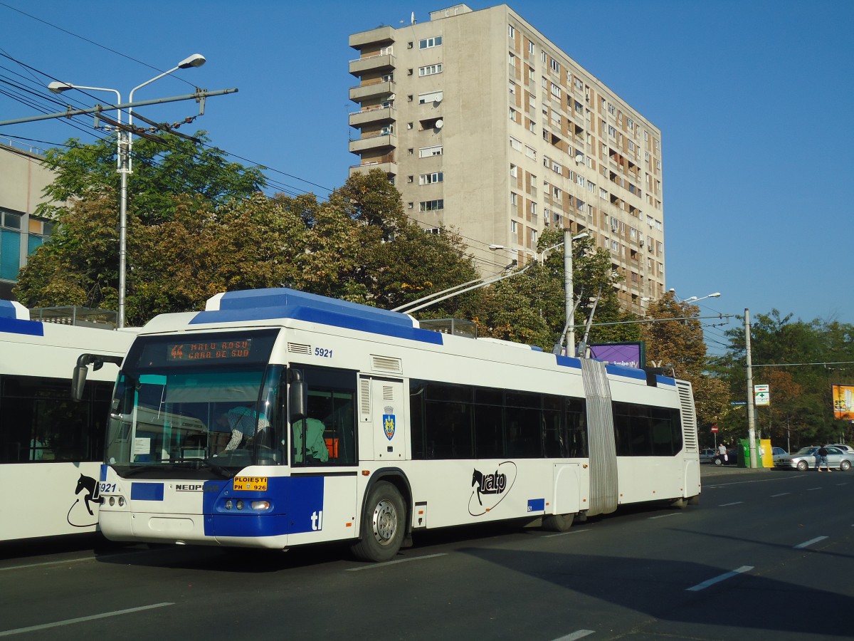 (136'418) - RATP Ploiesti - Nr. 5921/PH 926 - Neoplan Gelenkduobus (ex TL Lausanne/CH Nr. 821) am 5. Oktober 2011 beim Bahnhof Ploiesti Sd