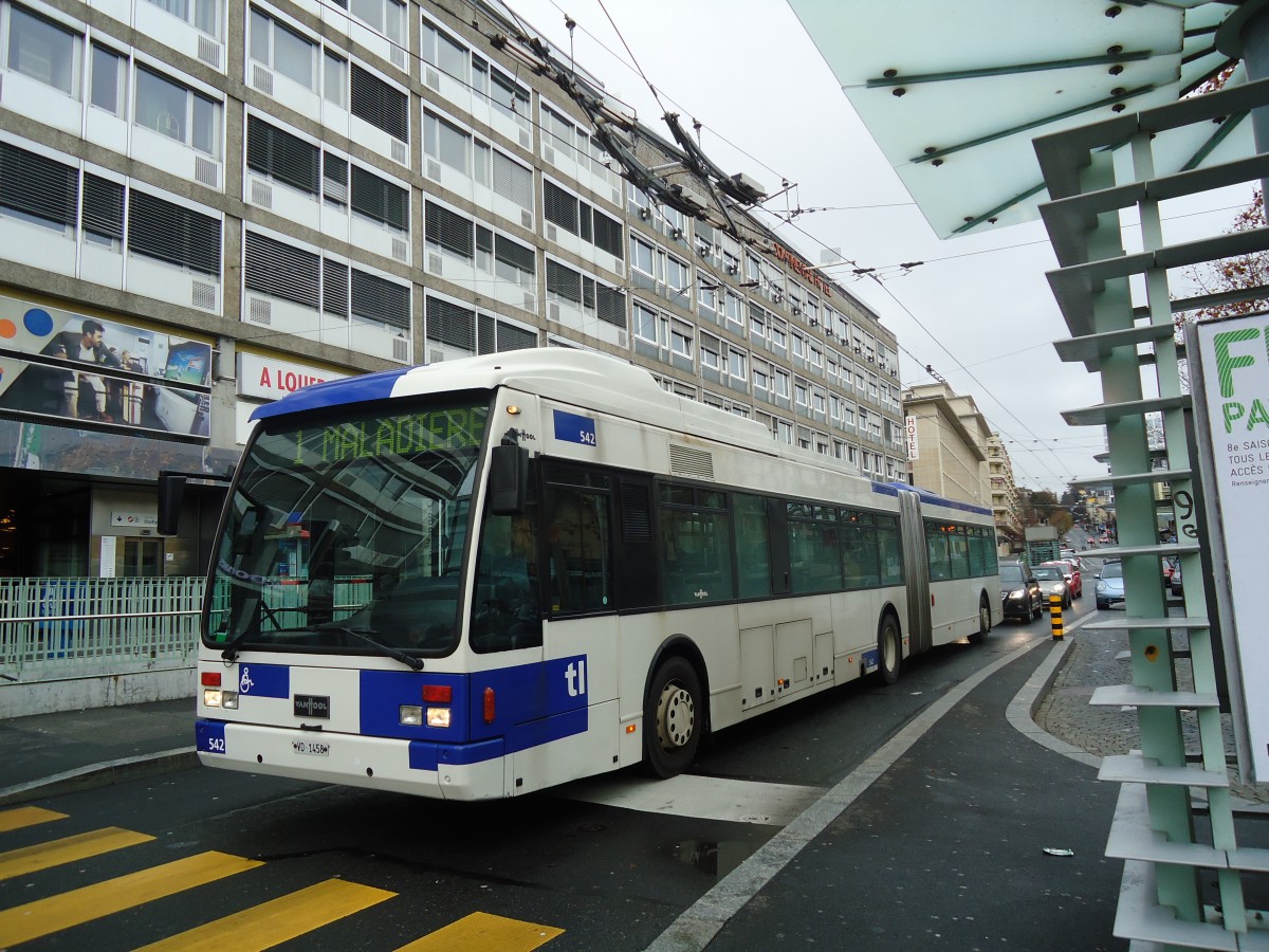 (137'273) - TL Lausanne - Nr. 542/VD 1458 - Van Hool am 18. Dezember 2011 beim Bahnhof Lausanne