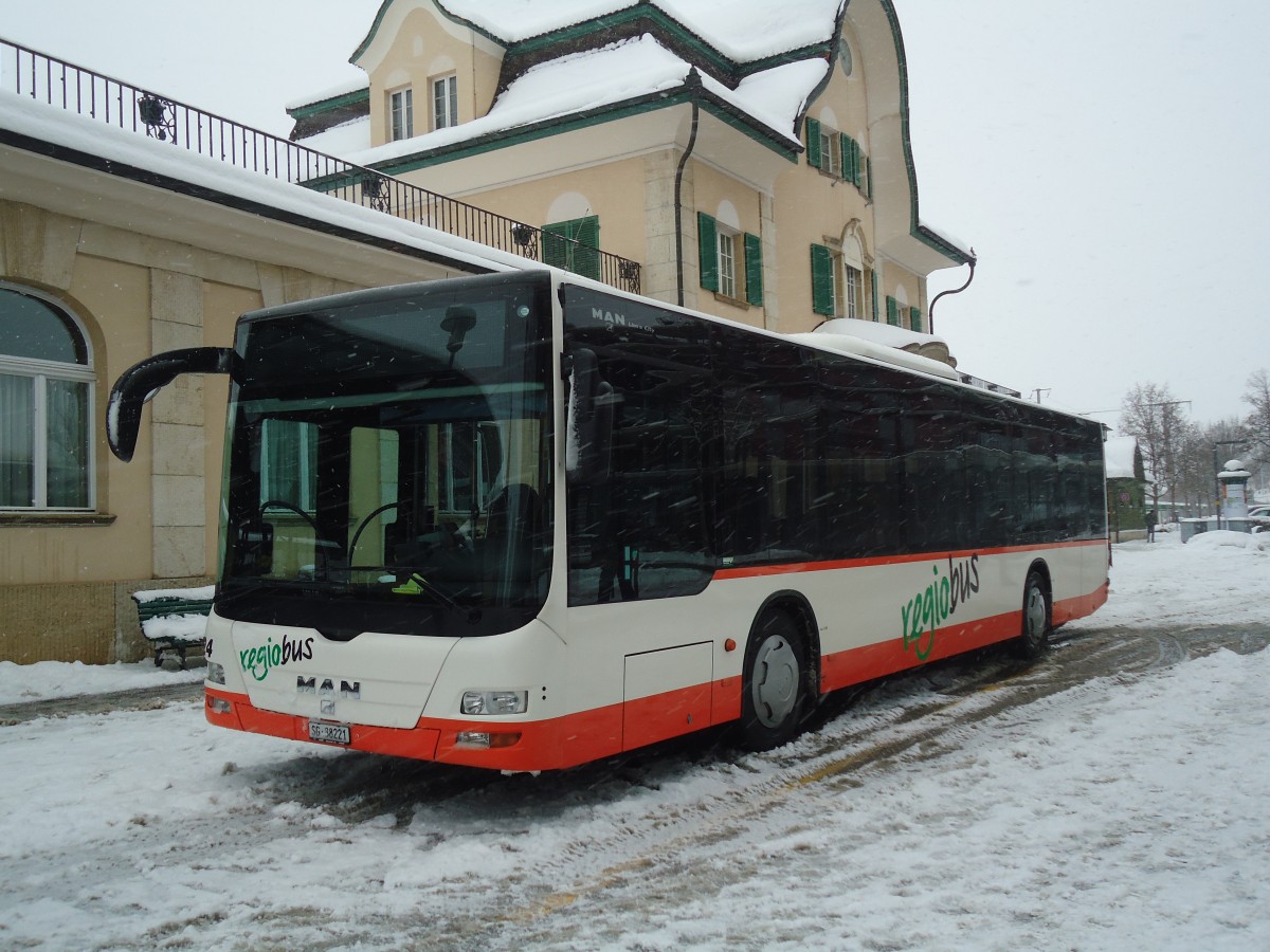 (137'678) - Regiobus, Gossau - Nr. 24/SG 88'221 - MAN am 15. Februar 2012 beim Bahnhof Gossau