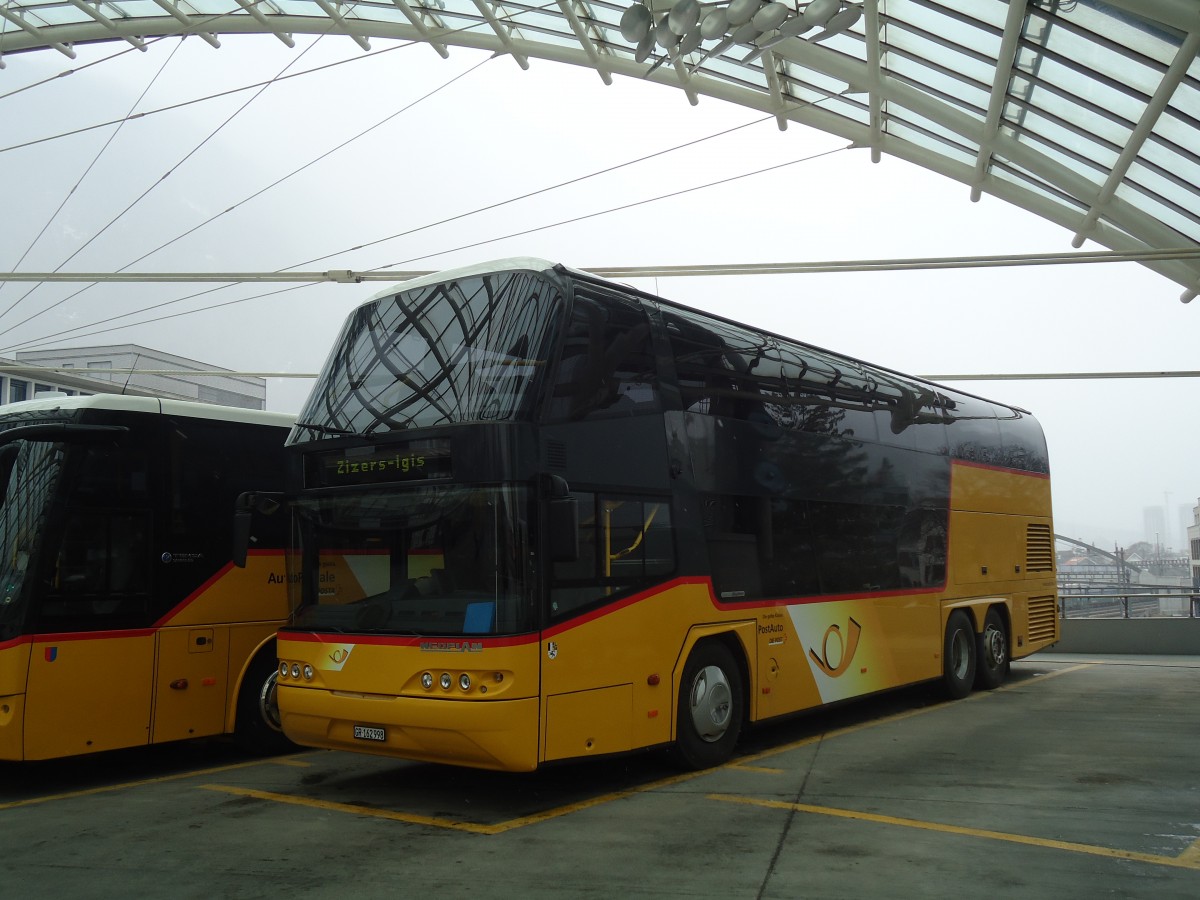 (137'913) - PostAuto Graubnden - GR 162'998 - Neoplan am 5. Mrz 2012 in Chur, Postautostation