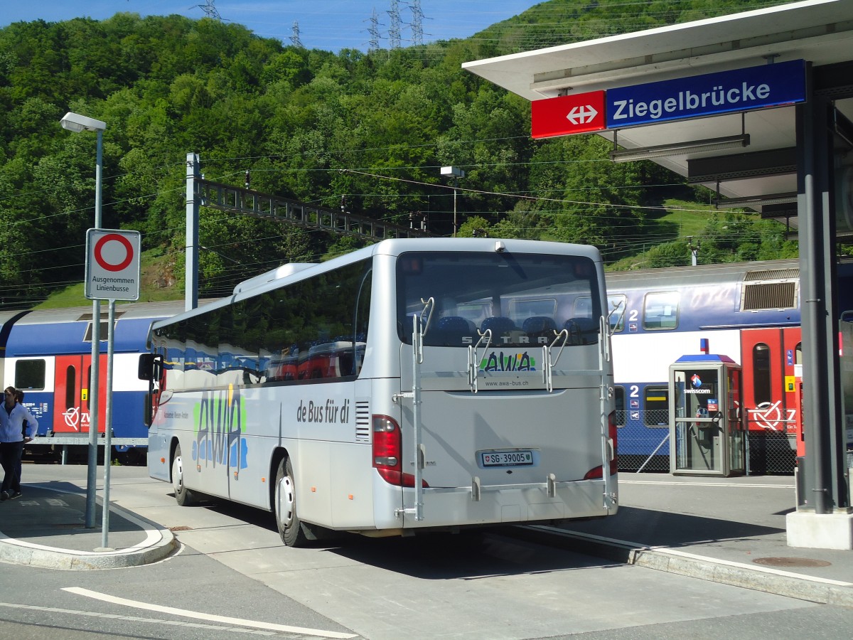 (138'956) - AWA Amden - Nr. 5/SG 39'005 - Setra am 17. Mai 2012 beim Bahnhof Ziegelbrcke