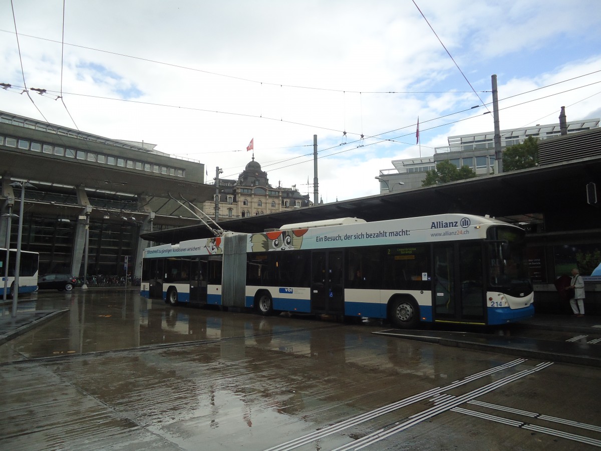 (139'355) - VBL Luzern - Nr. 214 - Hess/Hess Gelenktrolleybus am 11. Juni 2012 beim Bahnhof Luzern