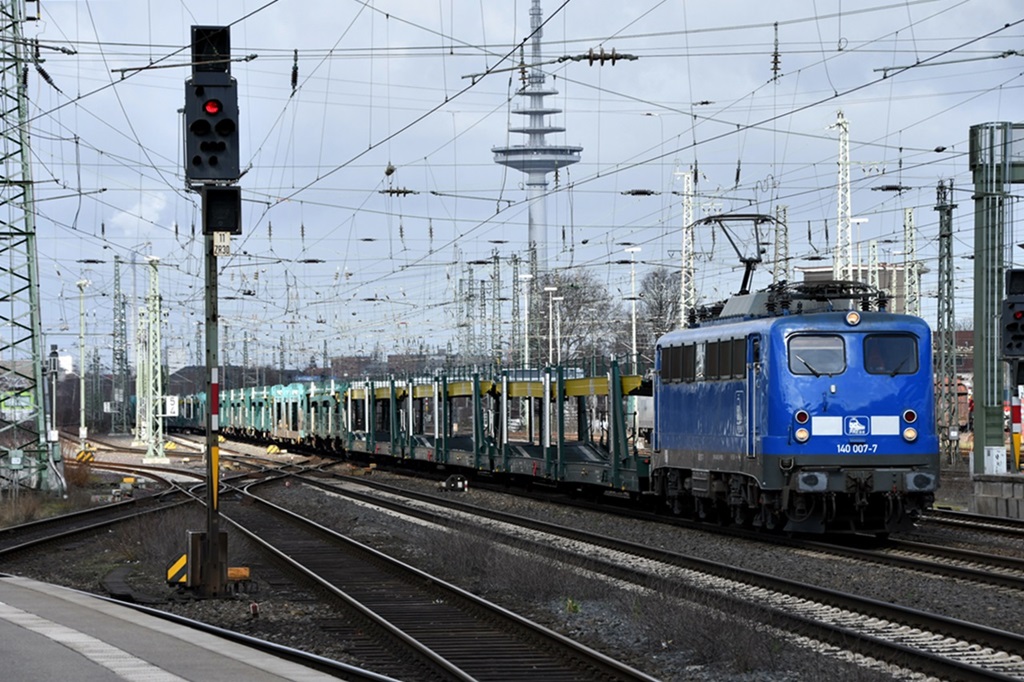 140 007-7 ist mit einen leeren autozug durch bremen gefahren,19.03.19