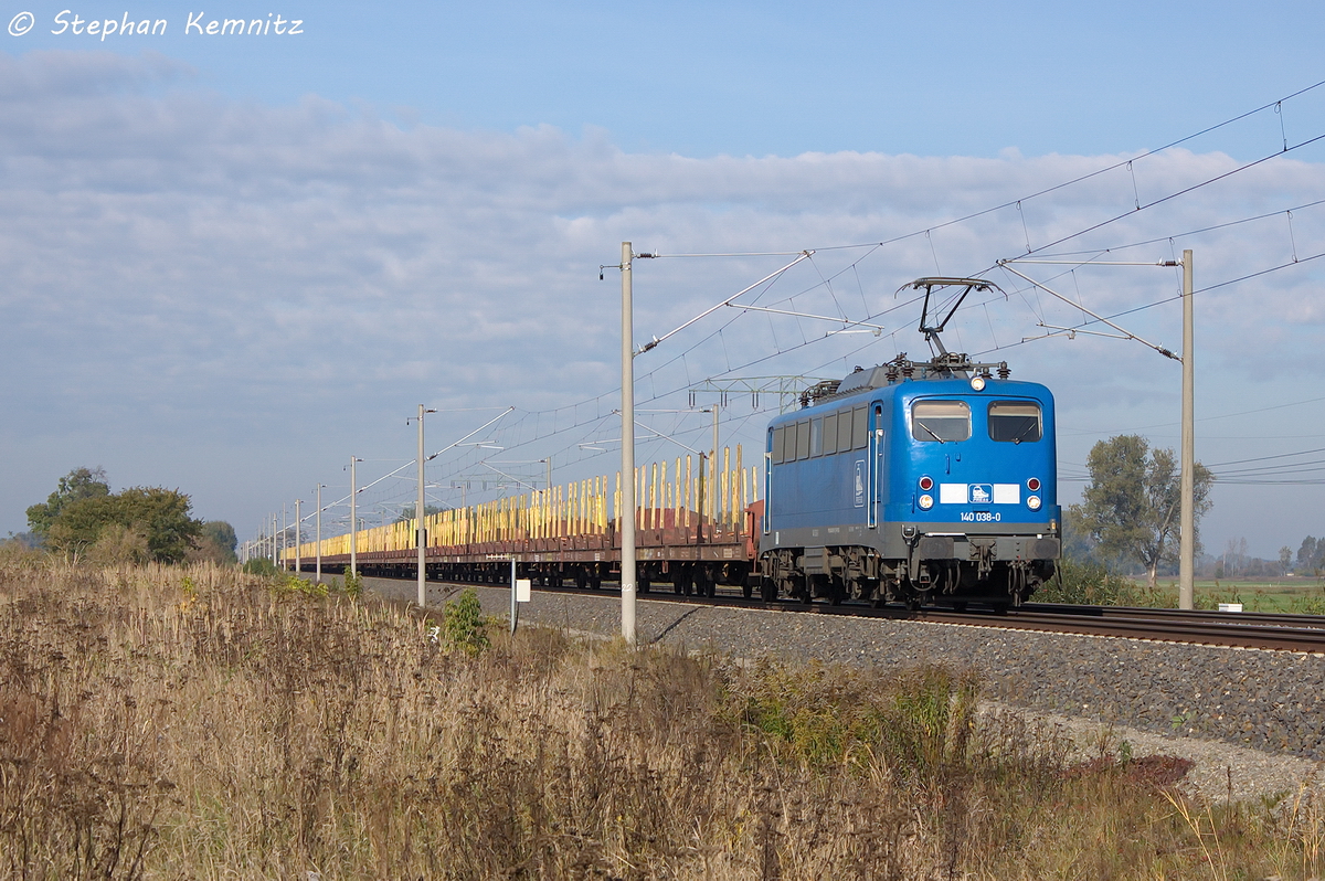 140 038-0 PRESS (140 851-7) mit einem leeren Holzzug in Vietznitz und fuhr in Richtung Nauen weiter. 14.10.2013