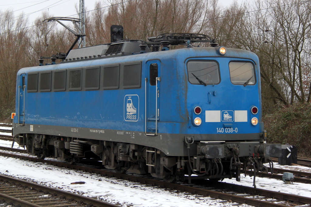 140 038-0(ex 140 851-7)der Firma Eisenbahnbau- und Betriebsgesellschaft Pressnitztalbahn mbH stand am 07.02.2015 im Bahnhof Rostock-Bramow.Ziel war spter laut Aussage vom Privaten Buschfunk Wurzen.