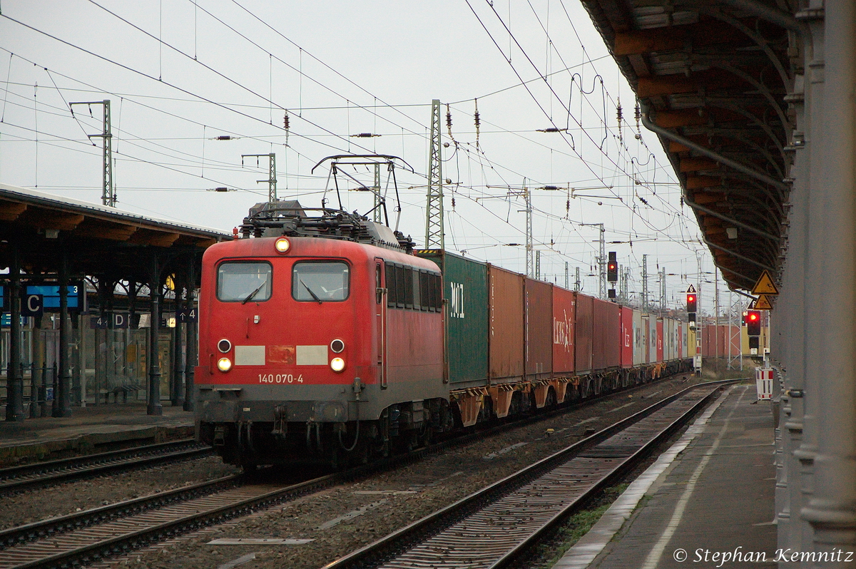 140 070-4 EBM Cargo GmbH & Co. KG mit einem Containerzug, bei der Durchfahrt in Stendal und fuhr weiter in Richtung Hamburg über Salzwedel. 15.12.2013