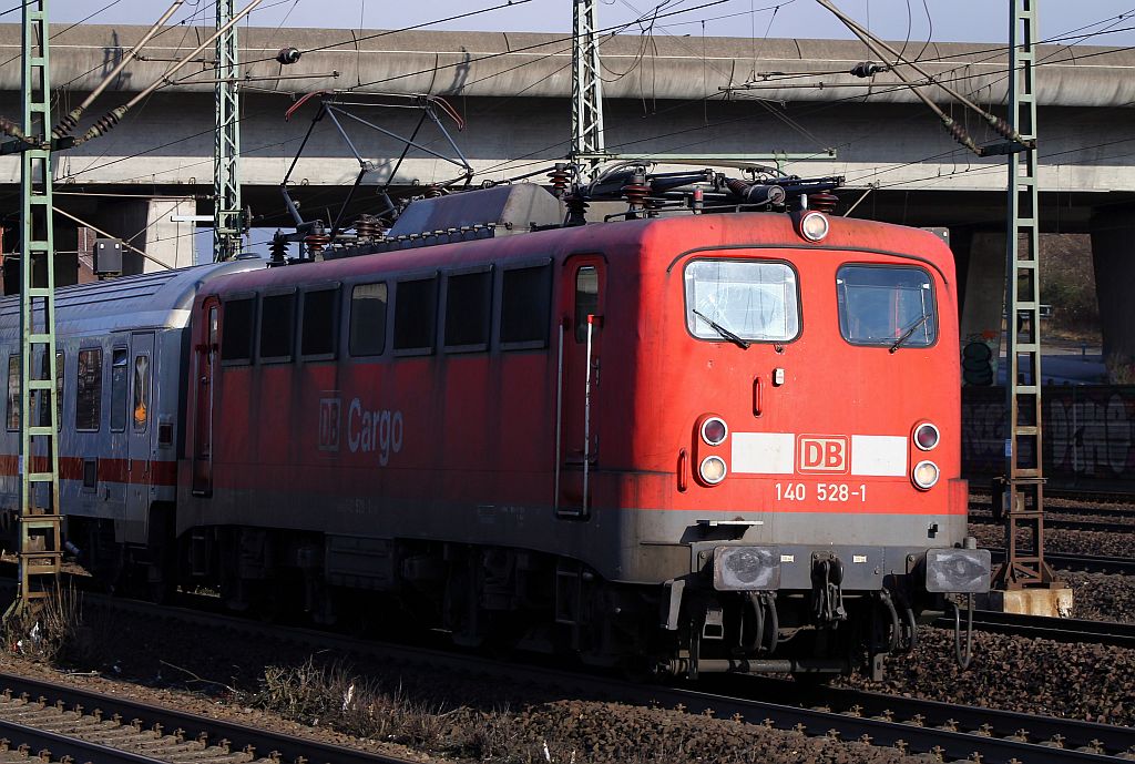 140 528-1 als Zuglok des PbZ 2451(diesmal nur 3 IC Wagen) auf dem Weg nach Dortmund hier bei der Durchfahrt in HH-Harburg 02.03.2013.