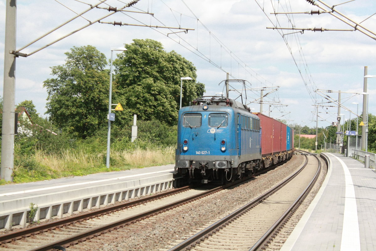 140 627 der EGP mit einem Containerzug bei der durchfahrt in Zberitz am 22.7.20