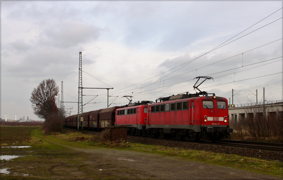 140 821 und 140 858 mit Kohlezug in Richtung Süden am 25.01.14 in Porz-Wahn