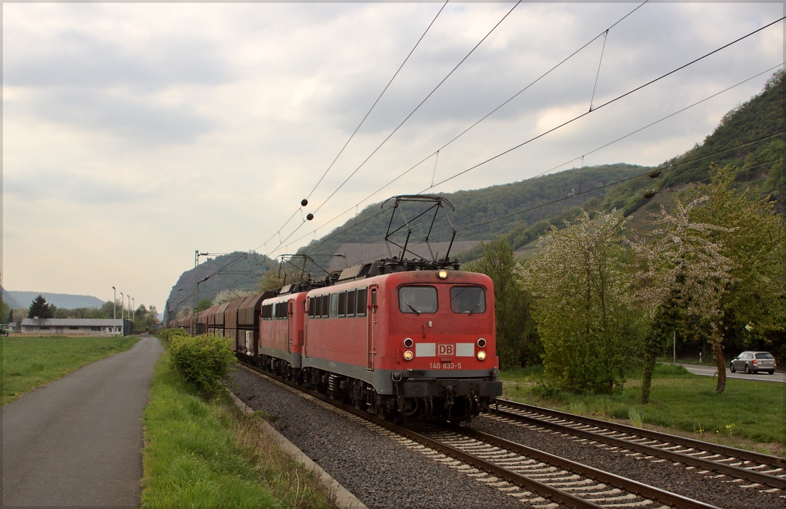 140 833 und 140 861 mit Kohlezug in Richtung Süden am 10.04.14 in Leutesdorf